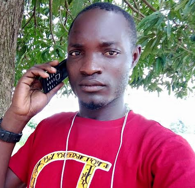 A young man makes a telephone call in Nagero. (Photo: Radio Tamazuj)