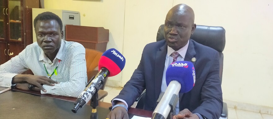 SPLM Acting Secretary for information, culture, and communication, Santo Malek Anei addressing the press in Juba on 30 November 2022. [Proto: Radio Tamazuj]