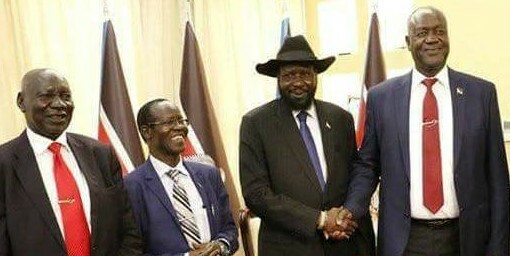 President Salva Kiir (C) shakes hand with his former Defence Minister Kuol Manyang Juuk, VP James Wani (L) and Advisor Daniel Awet Akot (Far Left) at the Presidential Palace on 10 May 2017. [File: Photo]