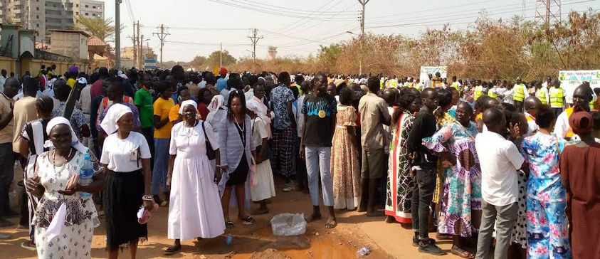 A cross-section of the crowd that welcomed Pope Francis in Juba City on Friday. (Photo: Radio Tamazuj)