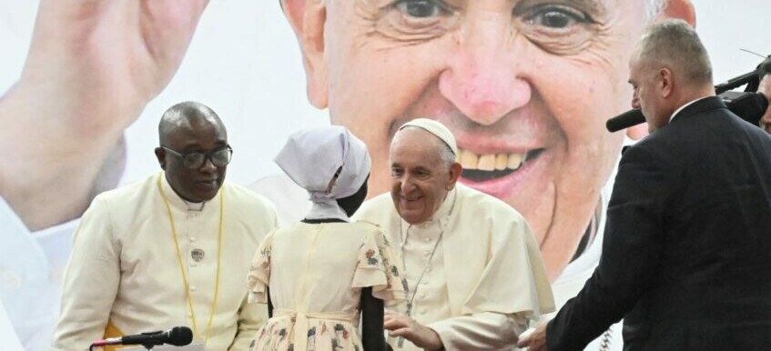 البابا فرانسيس يلتقي بأحد النازحين خلال اجتماع في قاعة الحرية في جوبا ، جنوب السودان ، 4 فبراير 2023 (Photo: AFP).
