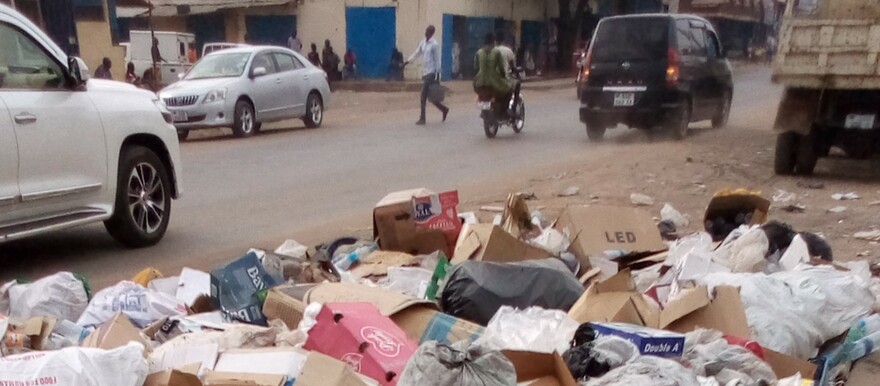 Uncollected garbage along the streets of Juba, South Sudanese capital (Credit Radio Tamazuj)