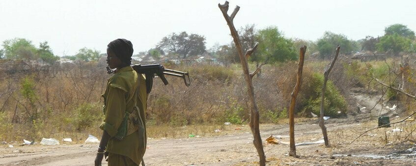 An armed individual in the town of Pibor, in the Greater Pibor Administrative Area (OCHA/Cecilia Attefors)