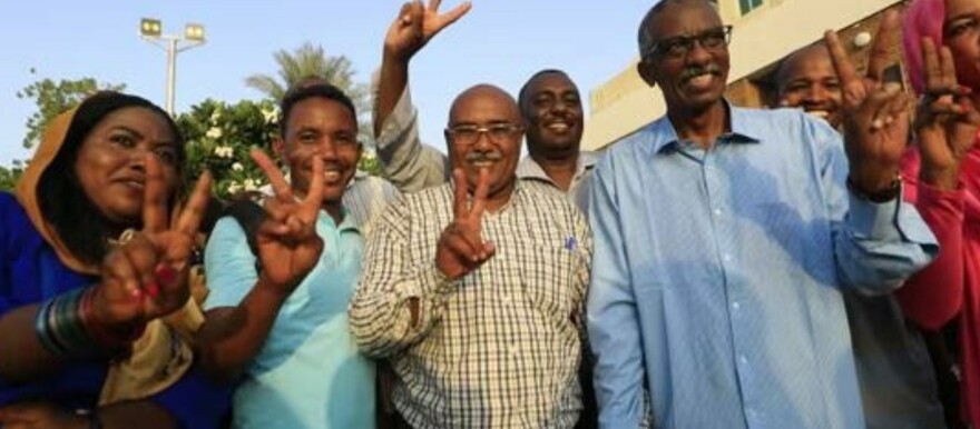 Abdelmoneim Abu Idrees, center, celebrates his election as president of Sudan’s first independent journalists’ union for 30 years. (AFP photo)