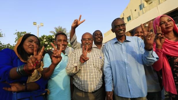 Abdelmoneim Abu Idrees (C) celebrates his election in August 2022 as president of Sudan’s first independent journalists’ union in 30 years. (Photo: AFP)