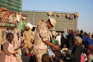 جماعات تابعة لمناوي تبتز أكثر من “900” الف سوداني في المثلث الحدودي… وحفتر يتدخل 