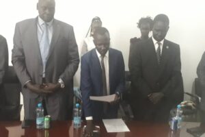 حاكم البحيرات يوجه عمدة رومبيك الجديد بضرورة حماية المستثمرين الأجانب ومكافحة الجريمة