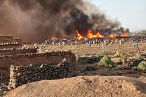 حريق هائل يودي بحياة 4 نازحين ويشرد مئات الأسر بمخيم “قولو” في شمال دارفور