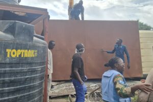 Truck overturns onto vendors in Leer, killing child and injuring two