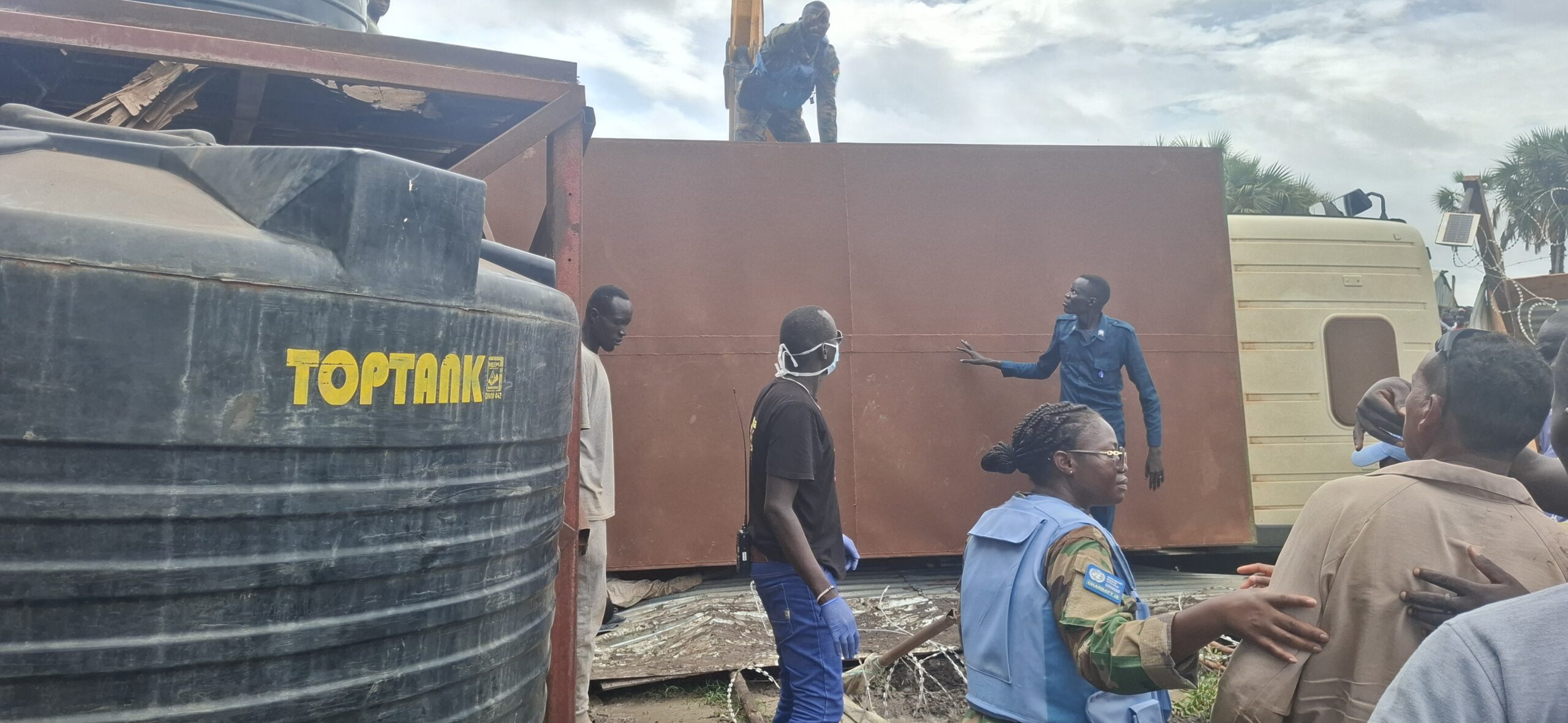 Truck overturns onto vendors in Leer, killing child and injuring two