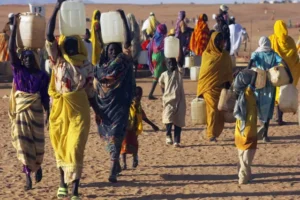 الجوع والعطش يحاصران نازحي معسكر السلام بالفاشر وسط غياب الدواء