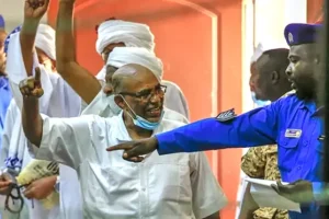 تدهور الحالة الصحية للرئيس السوداني السابق عمر البشير ونقله للمستشفى العسكري بأم درمان