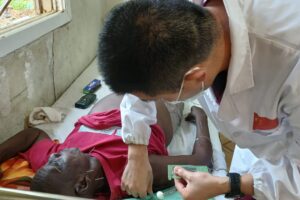 Chinese traditional medicine team treats patients in Juba